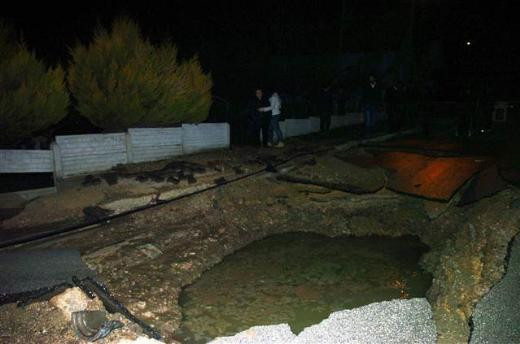 Su borusu bomba gibi patladı - Resim: 4