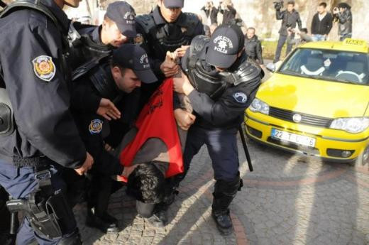 Kızını eylemcilerin arasından çekip aldı - Resim: 2
