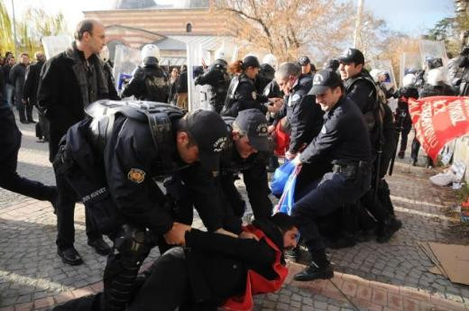 Kızını eylemcilerin arasından çekip aldı - Resim: 3