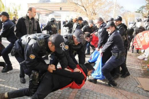 Kızını eylemcilerin arasından çekip aldı - Resim: 4