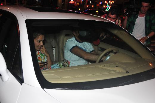 Belediye otobüsü ünlü çifti korkuttu - Resim: 2