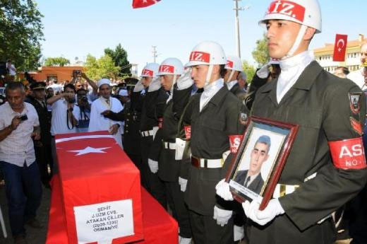 Son yolculuğuna böyle uğurlandı - Resim: 4