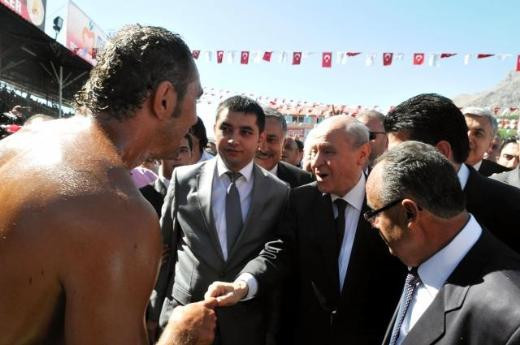 Bahçeli'den parmak tokalaşması - Resim: 1