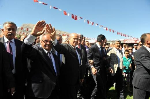 Bahçeli'den parmak tokalaşması - Resim: 3