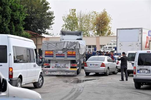 Adana'da TIR dolusu patlayıcı ve silah - Resim: 1