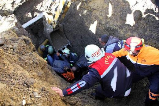 Samsun'da kanalizasyon çalışmasında göçük - Resim: 1