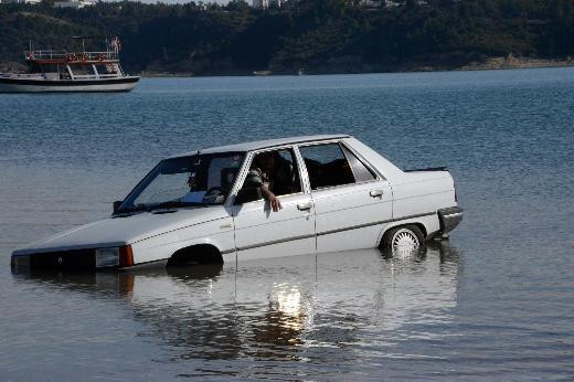 Otomobille gezinti yapan çift gölde mahsur kaldı - Resim: 2
