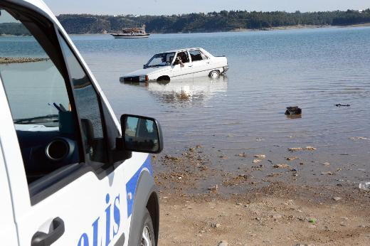 Otomobille gezinti yapan çift gölde mahsur kaldı - Resim: 3