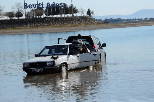 Otomobille gezinti yapan çift gölde mahsur kaldı - Resim: 4