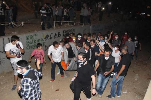 Gezi Parkı'nda arbede: 2 yaralı - Resim: 1