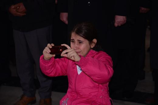 Esranur babasının tabutunu böyle çekti - Resim: 1