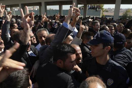 Kösoğlu ve Aras'ın cenaze töreninde gerginlik - Resim: 4