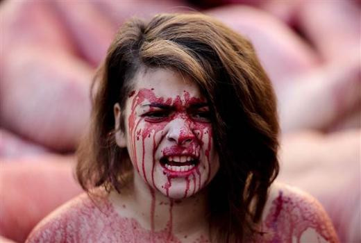 Hayvanları çıplak bedenleri ile savundular - Resim: 3