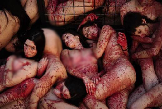 Hayvanları çıplak bedenleri ile savundular - Resim: 4