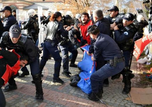 Kızını eylemcilerin arasından çekip aldı - Resim: 1