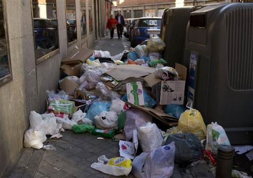 Madrid sokaklarında çöpler dağ gibi büyüyor - Resim: 4