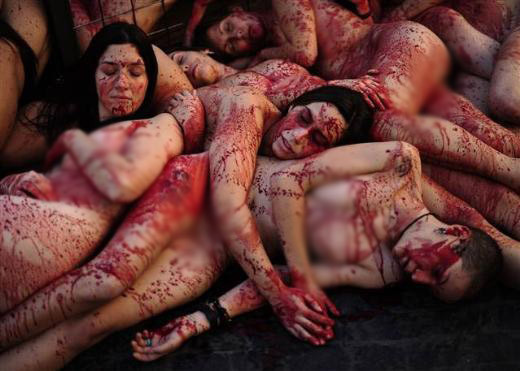 Hayvanları çıplak bedenleri ile savundular - Resim: 2