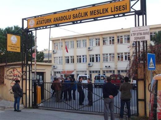 İzmir'de iki lisede dehşet: 2 yaralı - Resim: 1