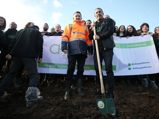 Bakan Bekir Pakdemirli Haluk Levent'le birlikte fidan dikti