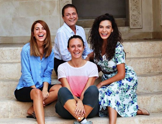 Hercai'nin Reyyan'ı Ebru Şahin 'Al Ömrümü' türküsünü söyleyip mest etti - Resim: 1