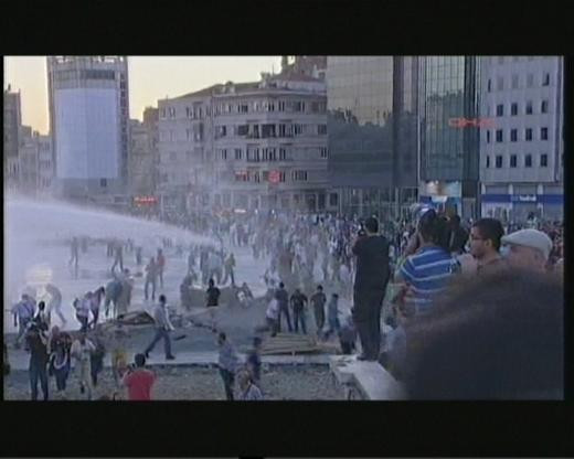 Taksim karıştı polis müdahale etti - Resim: 1