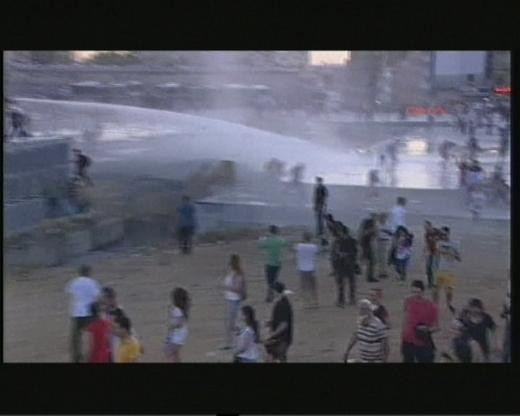 Taksim karıştı polis müdahale etti - Resim: 3