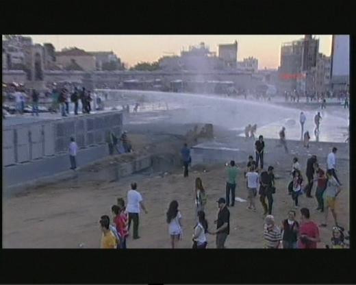 Taksim karıştı polis müdahale etti - Resim: 4