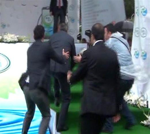 Bakan Veysel Eroğlu'nun zor anları - Resim: 2