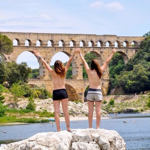 Üstsüz pozlar sosyal medyada bir anda yayıldı! - Resim: 1