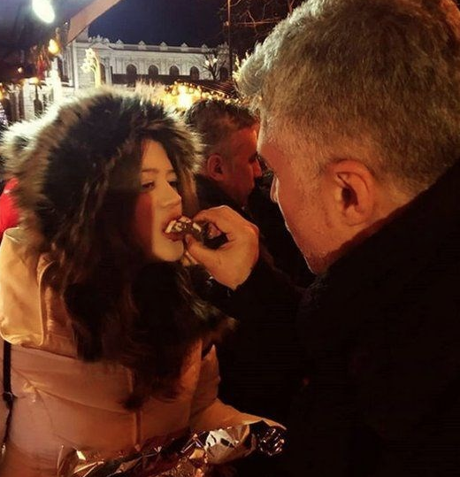 20 yaş küçük sevgilisiyle evleniyor! İşte düğün tarihi - Resim: 2