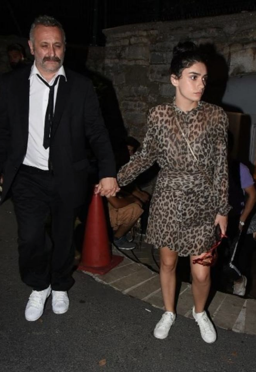  Hazar Ergüçlü kendisini eleştiren takipçisine fena ayar verdi! - Resim: 3