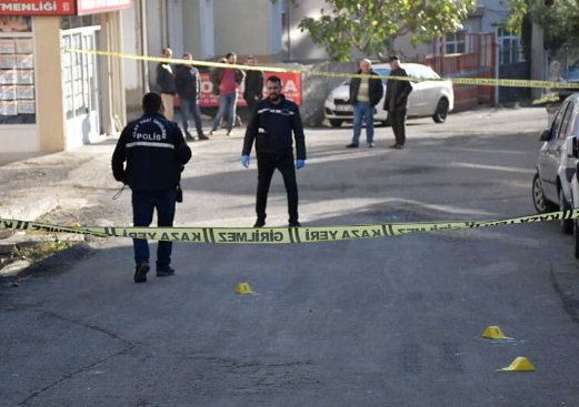 'Eşinden boşan onunla ben evleneceğim' deyince ortalığı kan gölüne çevirdi - Resim: 2