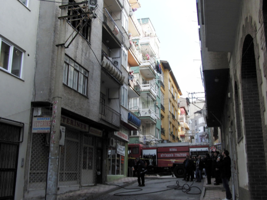 Yangın bir aileyi yok etti - Resim: 1