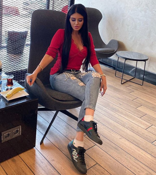 Ebru Polat otel odasında sesten rahatsız oldu!Bam bam bam... - Resim: 2