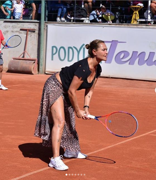 Hülya Avşar havuz videosu paylaştı beğeni yağdı kışa meydan okuyor - Resim: 2