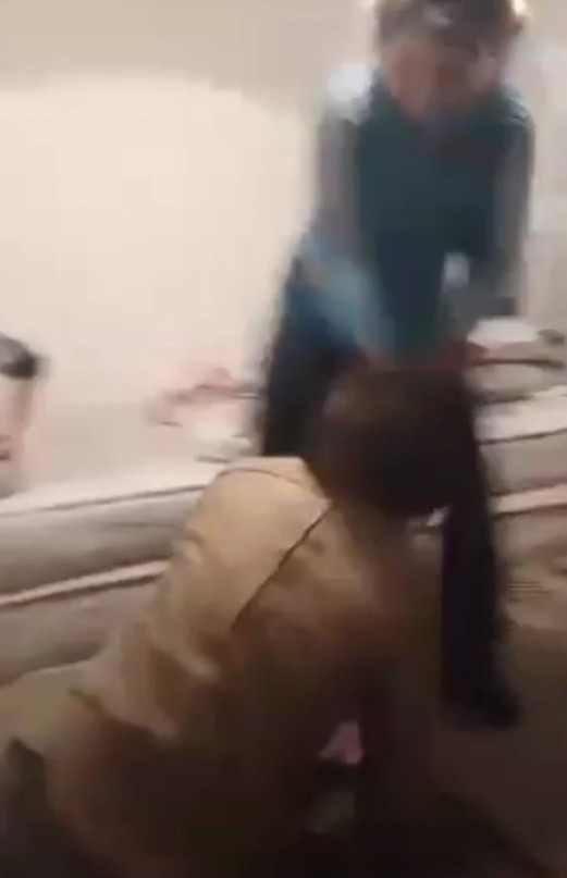 Canlı yayında dehşet! Kızı eve çağırıp ailece tekme tokat giriştiler - Resim: 3