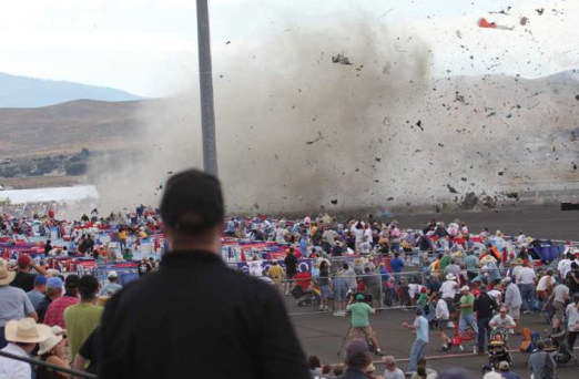 Gösteri uçağı seyircilerin arasına böyle daldı! - Resim: 2