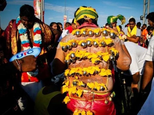 Burada insanlar vücutlarını bıçaklıyor! Nedeni ise... - Resim: 2