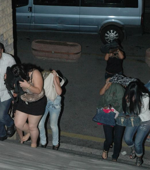 Polisten büyük fuhuş baskını! - Resim: 4