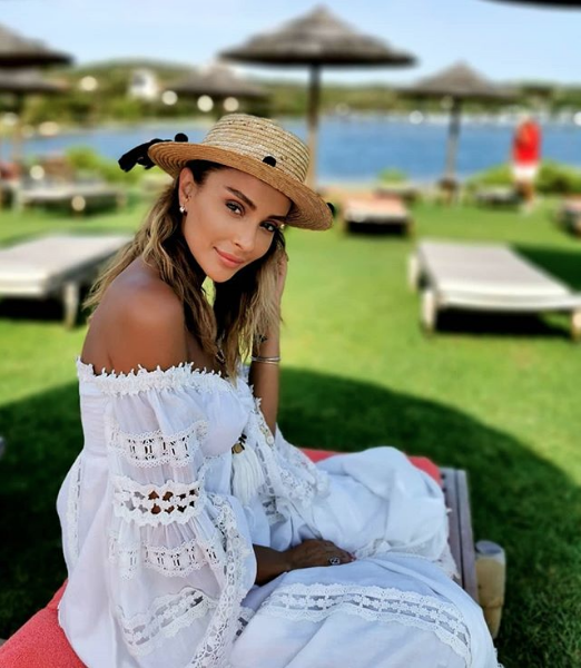 Özge Ulusoy'dan birçok ünlüye inat ters köşe paylaşım! Ünlü manken geçmişi tercih etti - Resim: 1