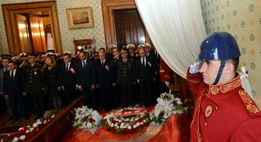 Dolmabahçe'de vatandaşlar Ata'yı andılar - Resim: 2