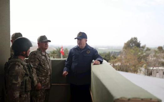 Bakan Hulusi Akar sınırın sıfır noktasında! "Herhangi bir kaçak geçişe asla müsaade etmeyiz" - Resim: 1