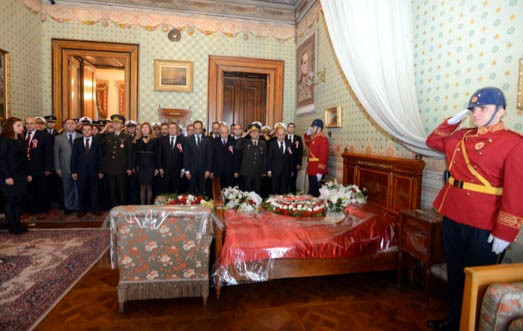 Dolmabahçe'de vatandaşlar Ata'yı andılar - Resim: 1