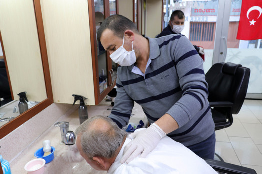 Edirne'de berberlerden maskeli ve eldivenli hizmet - Resim: 0