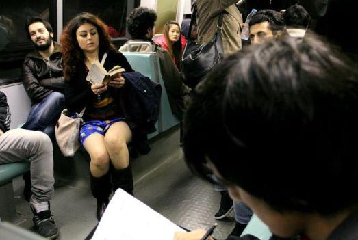 Yarı çıplaklar İstanbul metrosunda! - Resim: 2