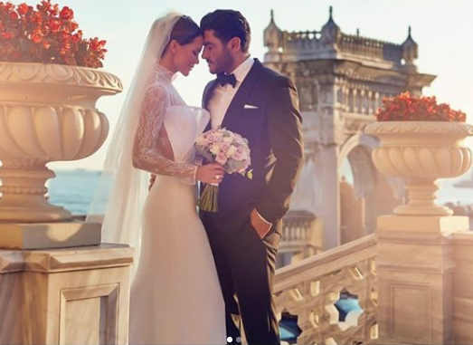 Ebru Şallı ve Uğur Akkuş Çırağan Sarayı'nda evlendi! Tektaşın büyüklüğü olay oldu - Resim: 1