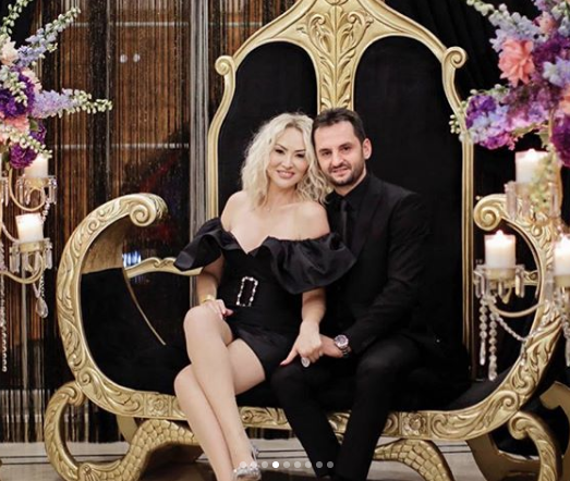 Aylin Coşkun Volkan Aslan'la evlendi 20 kilo gelinlik giydi kilolarca altın takıldı - Resim: 1