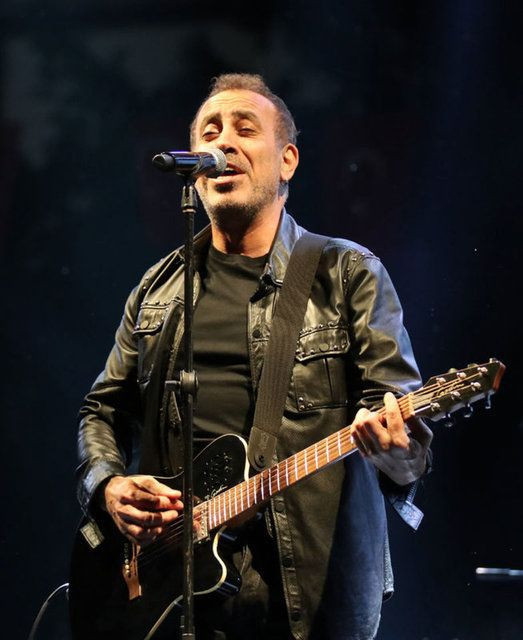 Kendini yere attı! Haluk Levent'i gören şaştı kaldı: İlginç anlar sosyal medyayı salladı - Resim: 1