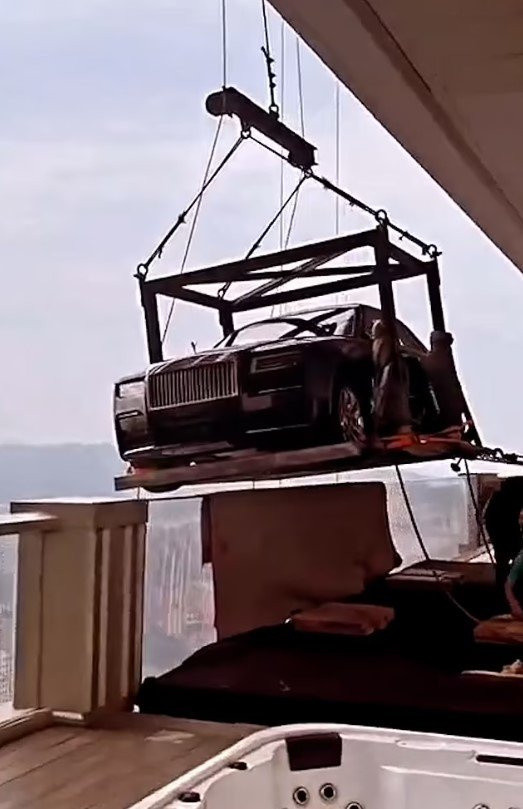 Çinli milyarder lüks arabasını 44. kattaki evine taşıttı - Resim: 1