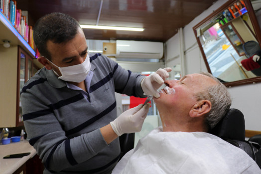 Edirne'de berberlerden maskeli ve eldivenli hizmet - Resim: 1